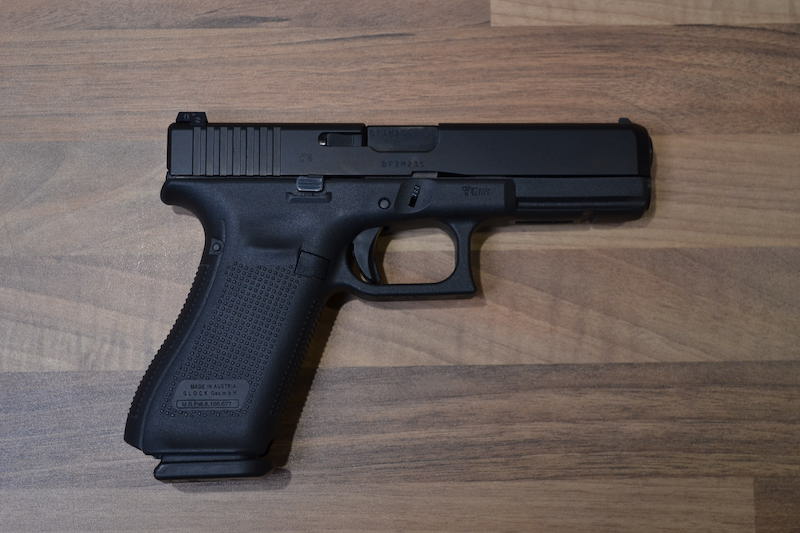 //www.privatir.ch/wp-content/uploads/2018/10/Glock-17-Gen-5-Cal-9mm.jpg
